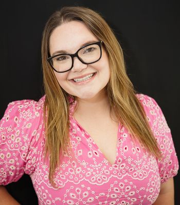 Portrait of Melanie Stanfield, Realtor®.
